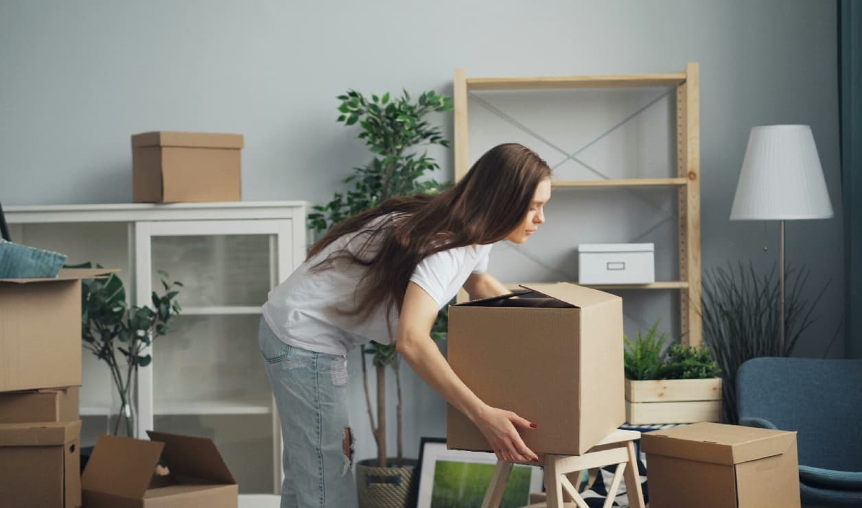Mudanza en un piso pequeño: cómo organizar cajas, muebles y espacio sin bloquear la vivienda