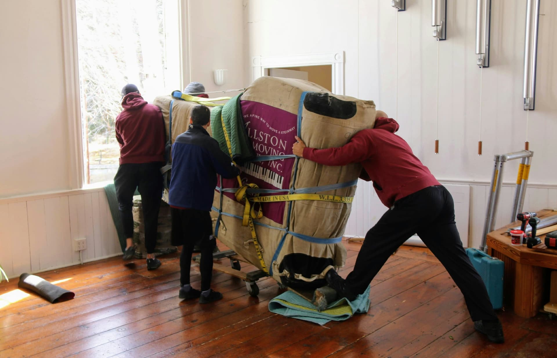 Transportar muebles grandes en una mudanza: cuándo desmontarlos, protegerlos o guardarlos